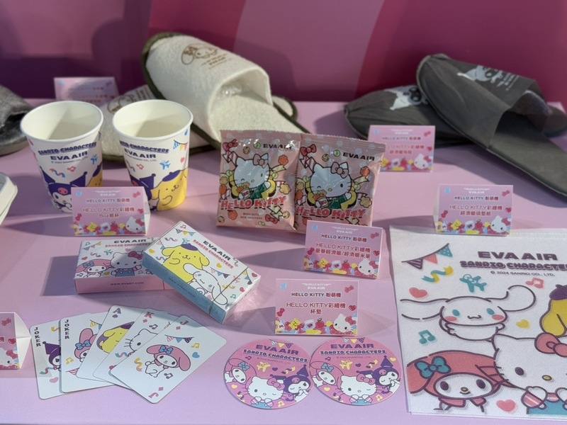 長榮航空Hello Kitty彩繪機「粉萌機」22日首航高雄-香港航線，並在高雄國際機場舉辦慶祝活動，展示各式聯名生活小物，萌翻不少粉絲