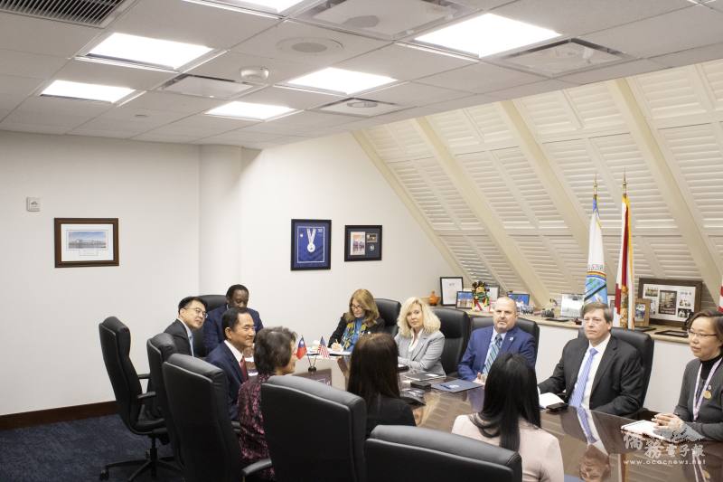 周啟宇邀請戴明斯組訪團參訪臺灣2025智慧城市展