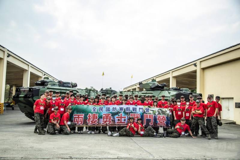 學員們與官兵共同合影，留下難忘回憶