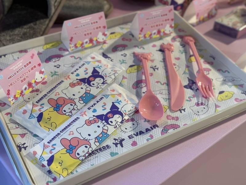長榮航空Hello Kitty彩繪機「粉萌機」22日首航高雄-香港航線，並在高雄國際機場舉辦慶祝活動，現場展示機上旅客可使用的聯名餐具等可愛小物