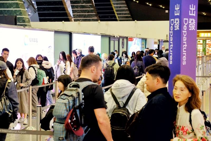 農曆春節即將到來，桃園國際機場公司表示，春節連假出境人潮尖峰預計將落在25及26日，呼應旅客及早規畫交通並提前至少3小時抵達機場