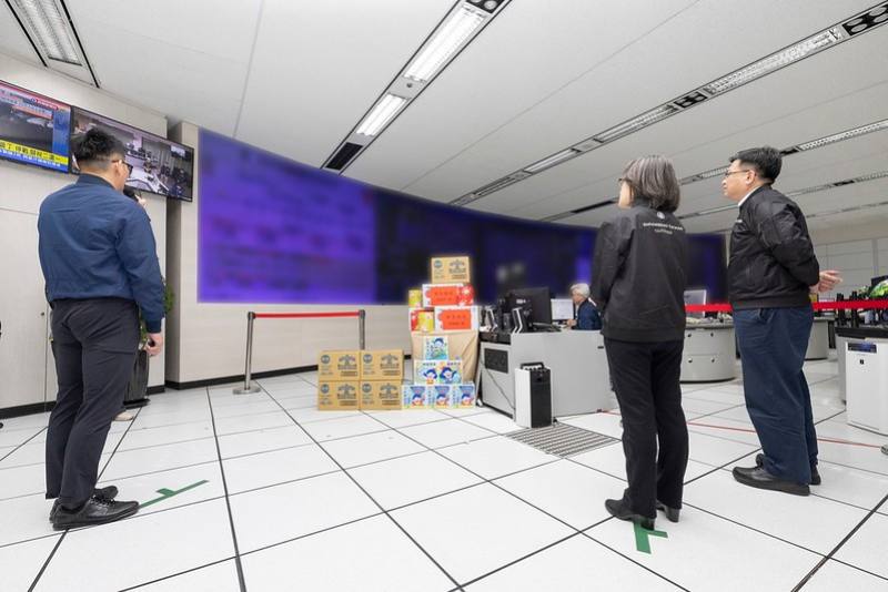 副總統抵達台電公司總管理處辦公大樓後，首先聽取中央調度監林昭琦簡報