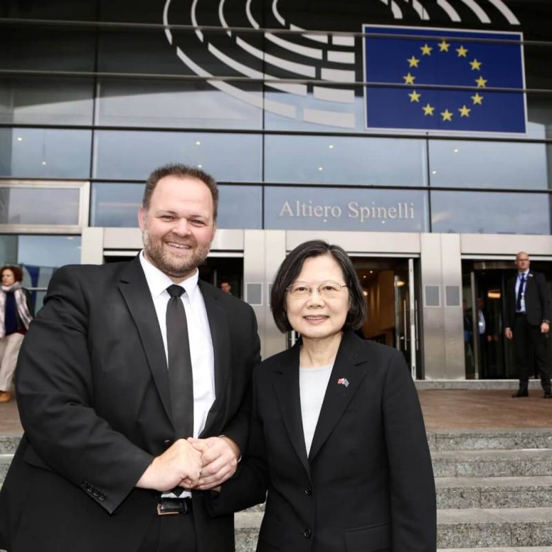 圖為前總統蔡英文（右）於去年17日造訪歐洲議會。（圖取自facebook.com/tsaiingwen）