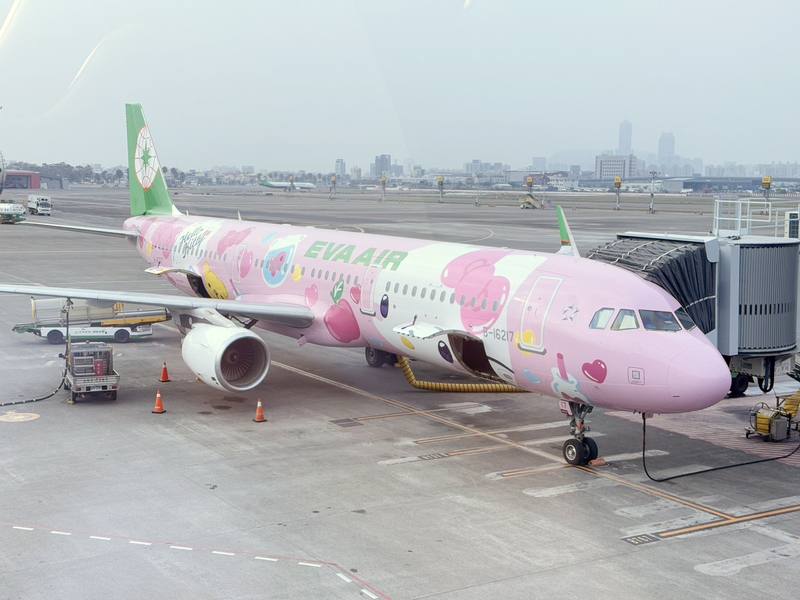 長榮航空Hello Kitty彩繪機「粉萌機」22日首航高雄-香港航線，彩繪機一在高雄國際機場亮相，就吸引不少粉絲搶拍