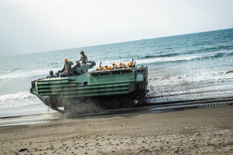 學員感受AAV-7奔馳沙灘與水際的震撼