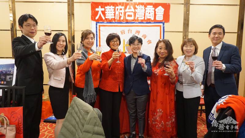 駐美國代表處公使楊懿珊與白越珠、李治瑞、李海雯等人共同合影