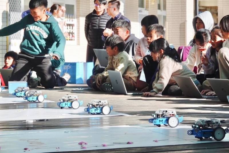 東海大學日前攜手游榮吉教育基金會、台中市數位發展局前進和平區環山部落舉辦「2025 AI超人快樂兒童數位營」，讓偏鄉孩童不受限於地理環境，像超人一樣輕鬆飛出部落，接觸AI科技與藝術資源。（台中市政府提供）