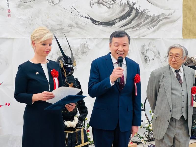 第22屆「美超越國界」國際水墨展於23日在東京國立新美術館開幕，駐日代表李逸洋（中）於開幕典禮致詞。（文化部駐日台灣文化中心提供）