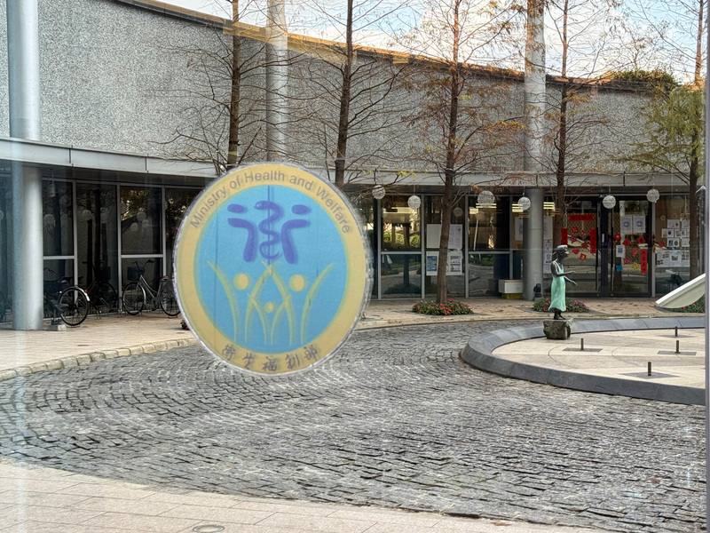 因應呼吸道傳染病疫情升溫，衛福部24日宣布，1月28日至2月2日（除夕至初五）期間，願意開門提供民眾醫療服務的西醫診所及社區藥局，醫師診察費、藥事服務費加計3成，這也是COVID-19（2019冠狀病毒疾病）疫情後首次祭出獎勵措施