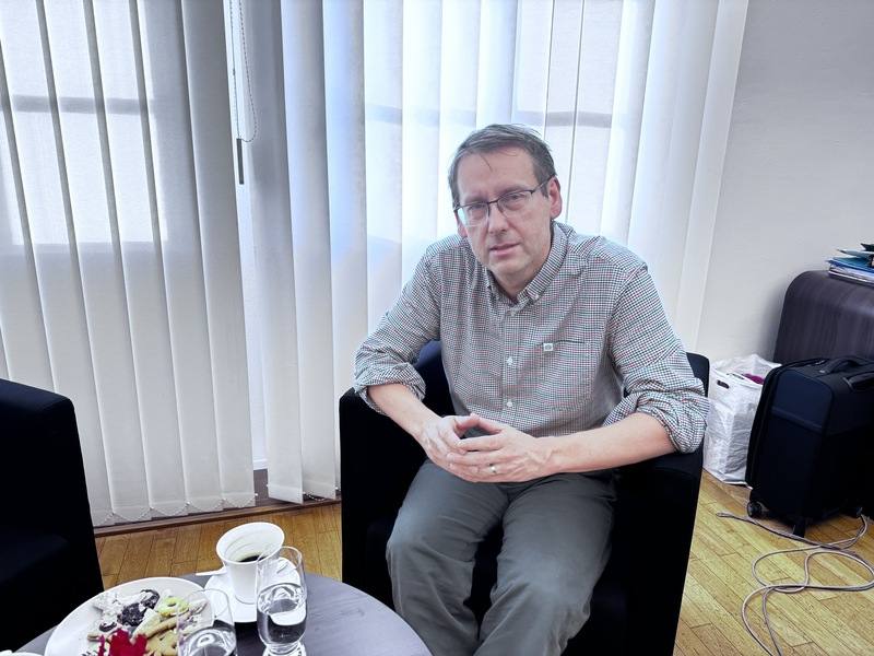 捷克理工大學副校長荷力同時為「晶創布拉格辦公室」主任，他表示，台捷合作的「先進晶片設計研究中心」和「晶創布拉格辦公室」角色不同，但彼此相輔相成。圖攝於113年12月20日