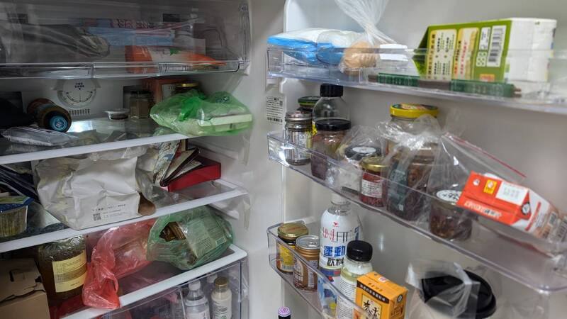 每年過年總會出現腹瀉就醫人潮。醫護提醒，辦年貨前務必先清冰箱，確實丟棄過期食材，冰箱內部東西，也不要放超過7分滿