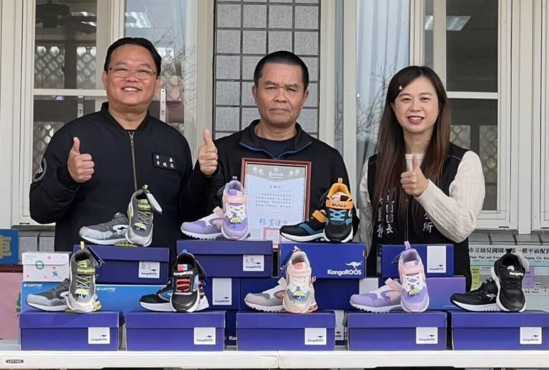澎湖運動用品業者蔡良田（中）24日前往馬公市幼兒園捐贈百雙新球鞋給弱勢及發展遲緩兒童，由馬公市長黃健忠（左）代表受贈並回贈感謝狀。（馬公市公所提供）