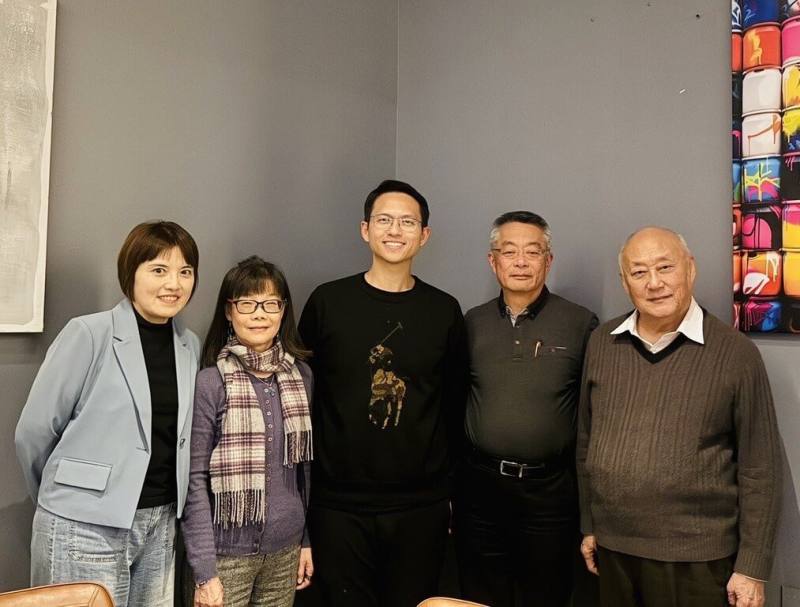 加拿大台裔企業家賀鳴笙（右2）和許志遠（中）都曾任卑詩省台灣商會會長，駐溫哥華辦事處僑務組長陳碧蓮（左2）稱讚台裔企業家為台加關係搭起了重要的橋樑。卑詩省台灣商會現任會長翁家婷（左1）和創會會長姚鈦（右1）都說商會與有榮焉。（駐溫哥華辦事處提供）