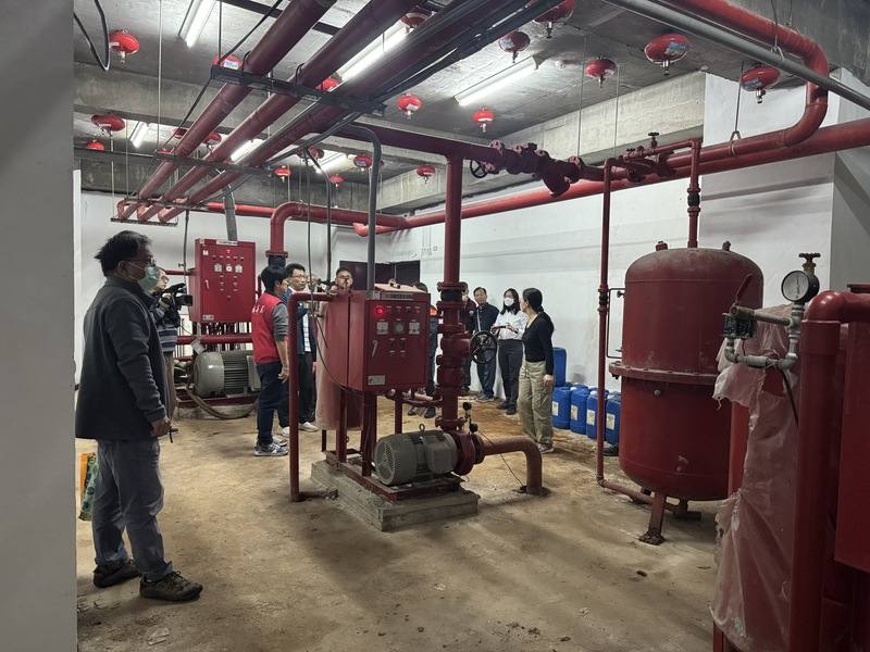 花蓮和勝江山大樓強震後受損，被評估為黃單建物，但弱層補強工程與消防安檢改善有所衝突，無法趕在消防安檢改善期前完工恐挨罰。無黨籍花蓮縣議員楊華美24日邀集消防局人員與大樓管委會共同會勘討論