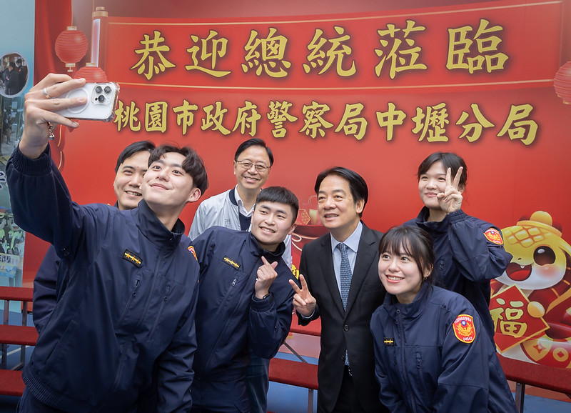農曆春節將屆，賴清德總統25日上午前往桃園勗勉「桃園市政府警察局中壢分局」及「桃園市政府消防局第二救災救護大隊暨中壢分隊」