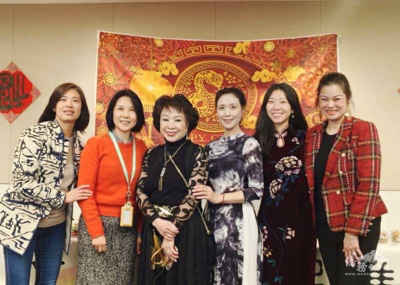 文創交流促進會會長吳麗卿(左三)和委員們應博士倫公司邀請舉辦別農曆新年慶祝活動