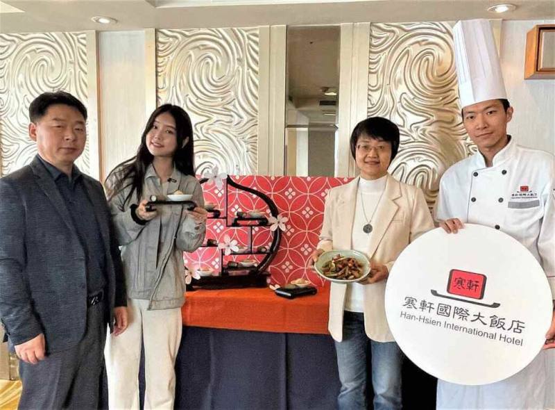 為推廣客家美食，客家委員會主委古秀妃（右2）特地邀請YouTuber「韓國女生Judy」（左2）前往「客家小炒全國爭霸賽」奪魁飯店用餐，將美味客家料理推薦給大家。（客委會提供）