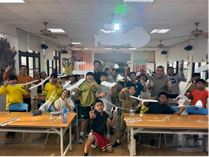 空軍航空技術學院日前辦理「翻轉屏東，夢想起航」偏鄉航太科普營隊活動。（徐嘉偉副教授提供）