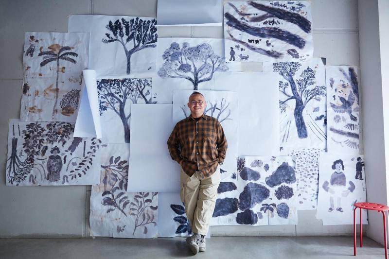 插畫家Ballboss與《樹可能記得》《樹仔凡勢猶會記》繪本手稿。（Ballboss提供，王映涵攝）