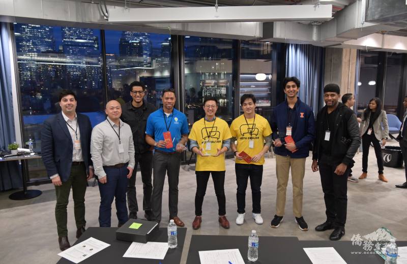 獲勝團隊與裁判合照留影