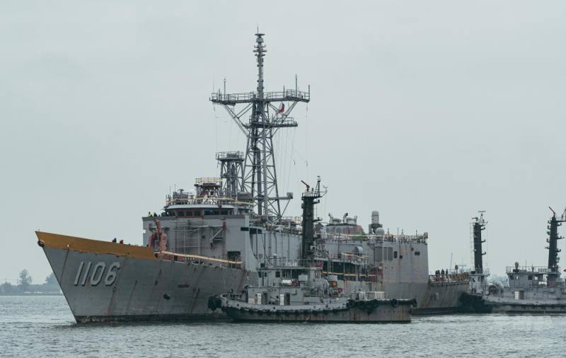 岳飛軍艦由拖駁船帶進船塢，準備進行大修