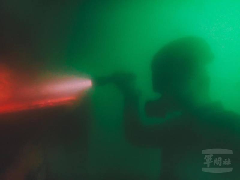 水下能見度差，水下作業大隊用手電筒檢查船體坐墩位置是否準確到位