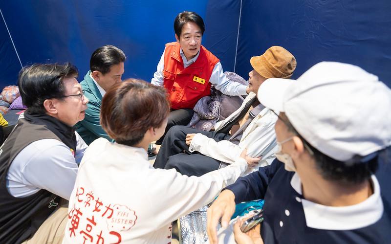 賴清德總統25日下午前往臺南視察玉井大廈及江家古厝受損情形，現地瞭解災損狀況，並慰問楠西區綠柏園芒果故事館收容安置民眾