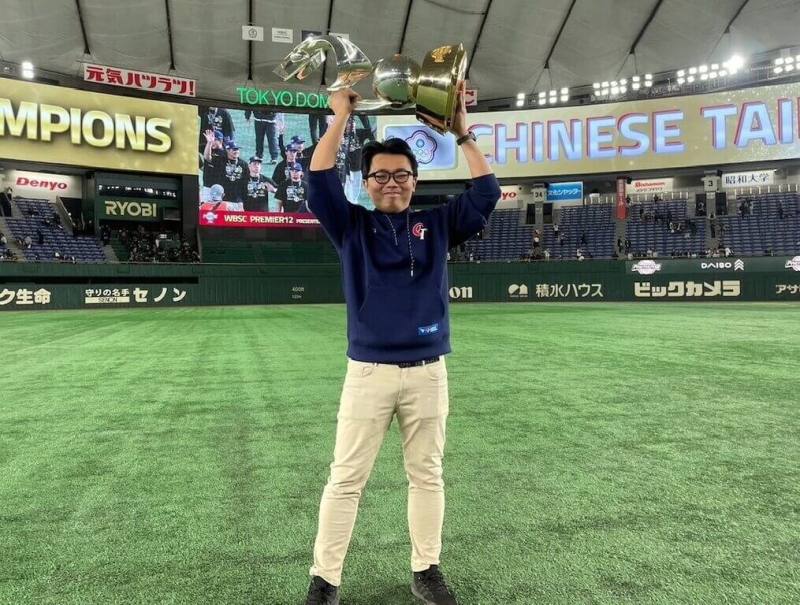 世界12強棒球賽台灣隊2024年奪冠，隨隊醫師陳韋任在東京巨蛋舉起冠軍獎盃拍照留念。（陳韋任提供）