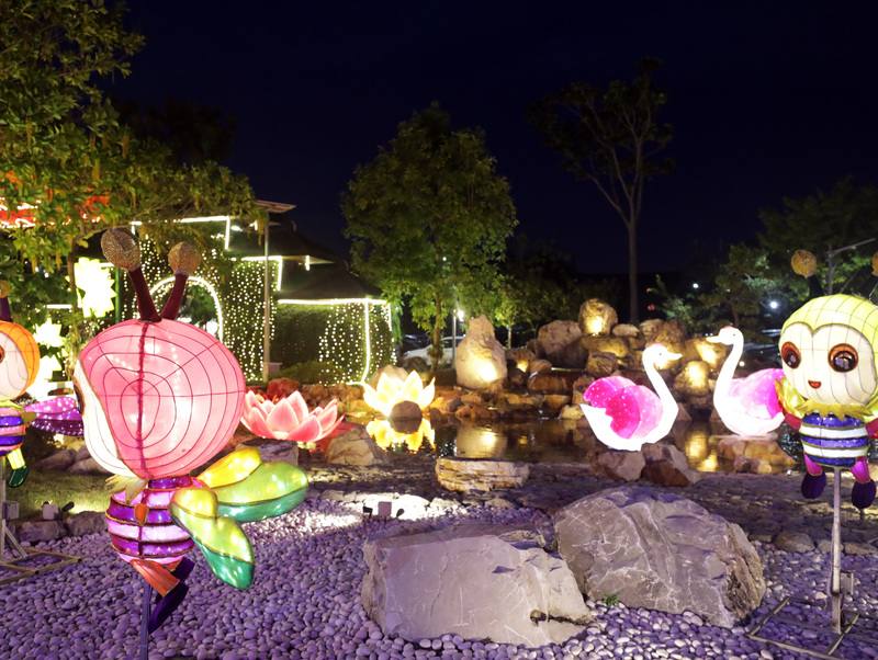 春節將屆，馬來西亞佛光山東禪寺25日晚間舉行點燈儀式，今年平安燈會暨花藝展主題燈是「向前有路，光明在望」，現場精彩的花燈，吸引不同族裔民眾賞燈