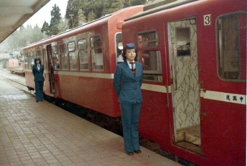 阿里山林業鐵路是林業發展史重要一環，早期柴油客車「中興號」還有隨車服務人員，讓許多旅客津津樂道。（阿里山林鐵及文資處提供）