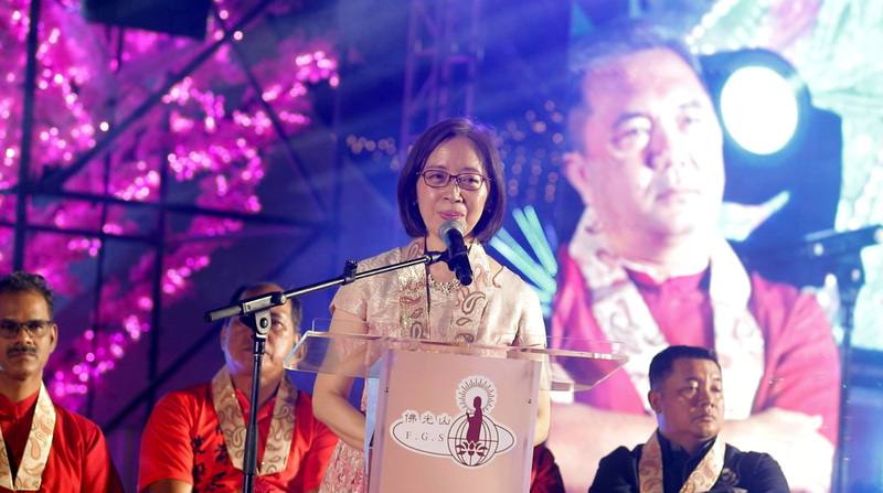 馬來西亞佛光山東禪寺25日晚間舉行點燈儀式，駐馬代表葉非比致詞認為，今年燈會有世人不怕困難向前邁進的寓意，如同台灣在快速變動的國際局勢中，也以自信穩健的步伐向前行走