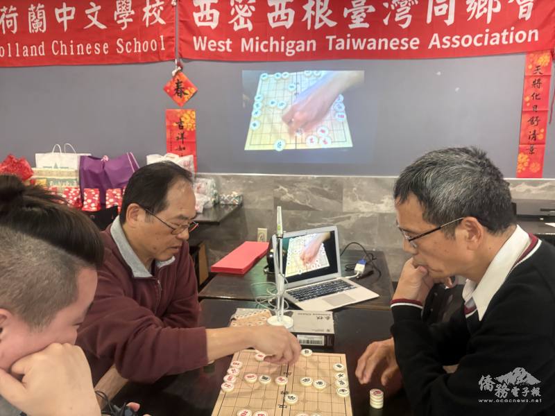 前會長葉冬福也教大家玩中國象棋，培養在海外的鄉親另類的人際交往