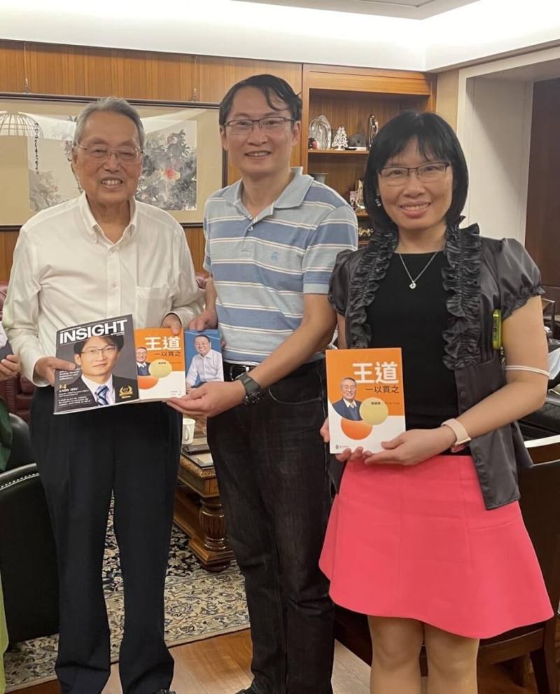 宏碁集團創辦人施振榮（左1）曾見證台灣記憶體產業的興衰，他擔任台裔新創公司NEO Semiconductor顧問，盼團隊將技術帶回台灣，帶動台灣AI記憶體產業。（黄宜薇提供）