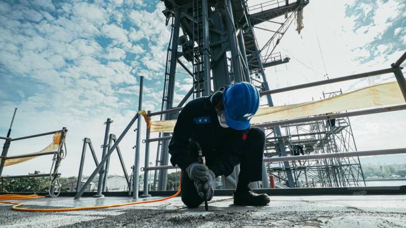 艦體除鏽作業過程中，官兵敲擊目標區域確認鏽蝕是否影響周圍結構）