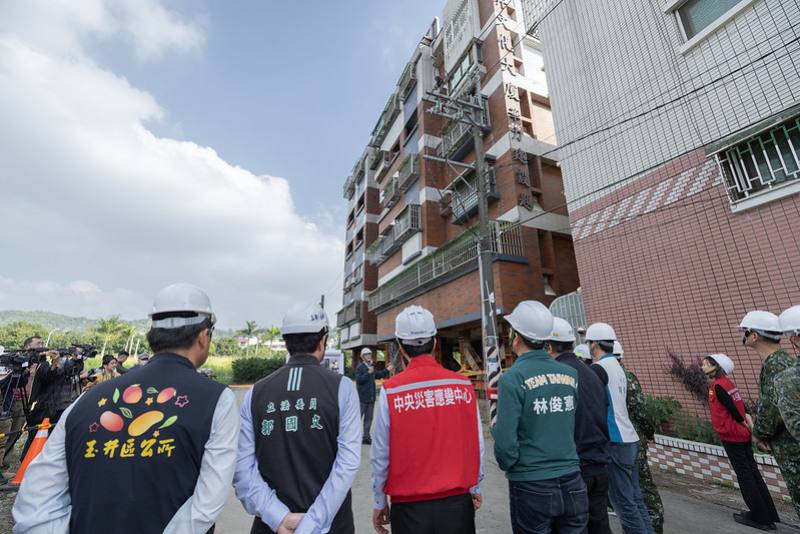 總統視察臺南市玉井大廈受損情形