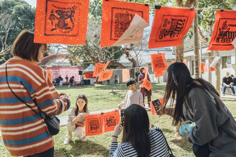 「2025蛇年農曆春節系列活動」，包括春聯拓印體驗、舊物盛典與懷舊市集，歡迎大家來文化部文資園區鬥鬧熱