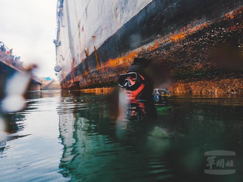 面對水下龐然大物，隊員們依然保持規律呼吸，落實檢查作業