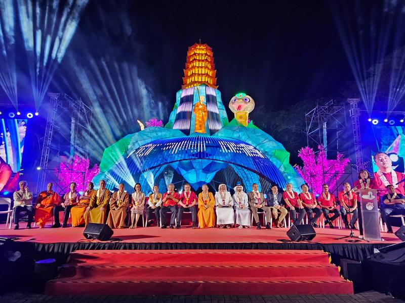 春節將屆，馬來西亞佛光山東禪寺25日晚間舉行點燈儀式，今年平安燈會暨花藝展主題燈是「向前有路，光明在望」，改編「白蛇傳」呈現視覺饗宴，打造6層樓高的巨型山水及雷峰塔花燈