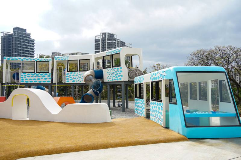 公23輕軌公園近淡海新市鎮站，公園以淡海輕軌為主題，園內共有4節輕軌外型車廂，車廂內具互動遊樂設施，並採高架及平面方式呈現，其中模擬駕駛艙深受孩童歡迎。（淡水區公所提供）