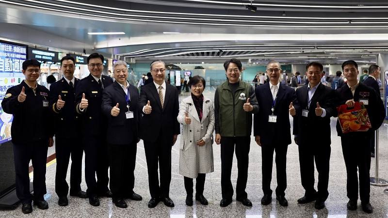 內政部長劉世芳（右5）赴桃園機場慰勉國境第一線同仁年節執勤辛勞，並與役政司長沈哲芳（右4）、移民署長鐘景琨（左5）、國境事務大隊大隊長林澤謙（左3）及警政署航警局長廖恆裕（右3）等人合影