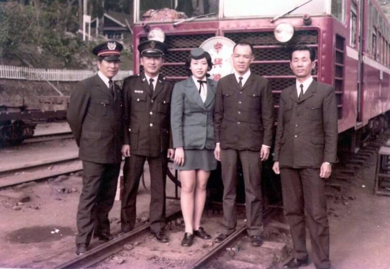 阿里山林業鐵路柴油客車1963年登場，以「中興號」名稱首航。「中興號」有隨車服務人員，受旅客歡迎，即使1982年阿里山公路開通後，鐵路逐漸失去優勢，「中興號」仍持續營運到1990年。（阿里山林鐵及文資處提供）