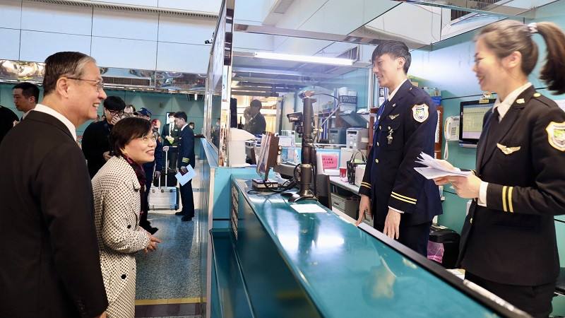 劉世芳部長（左2）勉勵移民署國境事務大隊執勤同仁