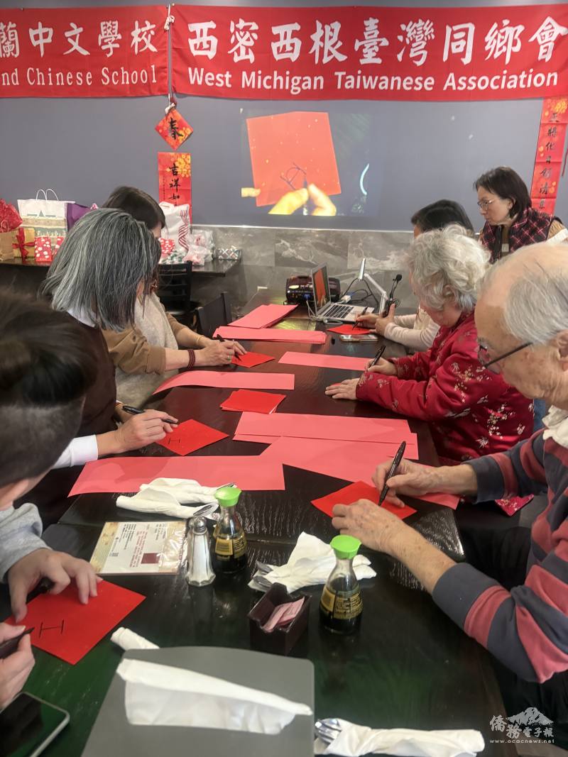 畫家王豫卿教寫創意春聯，讓參加者親手製作新春紀念品