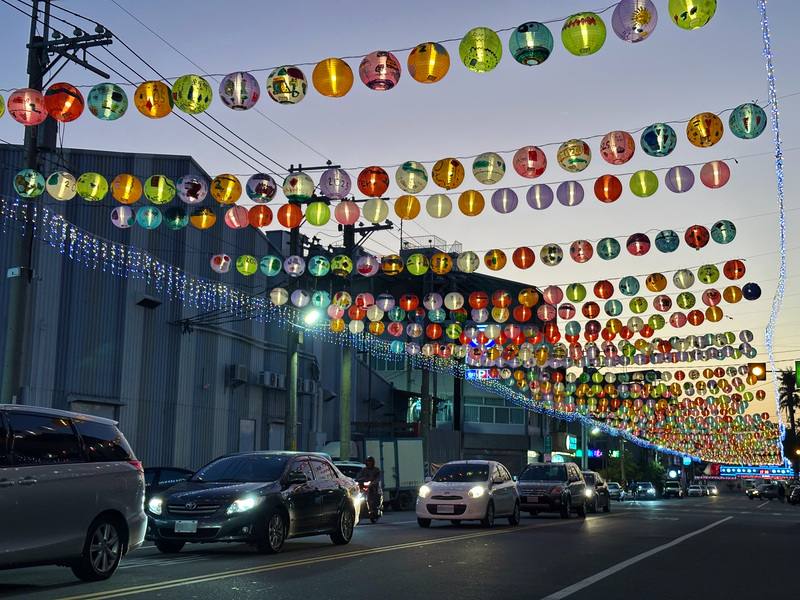 彰化縣社頭鄉公所在台鐵社頭車站到社頭公有零售市場布置燈籠大道，社斗路上高掛近6000顆燈籠，年味十足