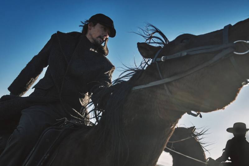 韓國男神玄彬（圖）主演的新片「哈爾濱」，劇情圍繞在韓國獨立運動家安重根與同袍的革命故事，他透露為了準備角色而感到壓力很大。（網銀國際影視提供）