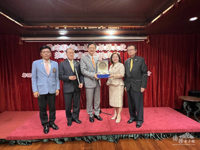 泰國臺灣會舘主席張玲琴致贈駐新加坡代表童振源紀念品，並與四大僑團首長共同合影