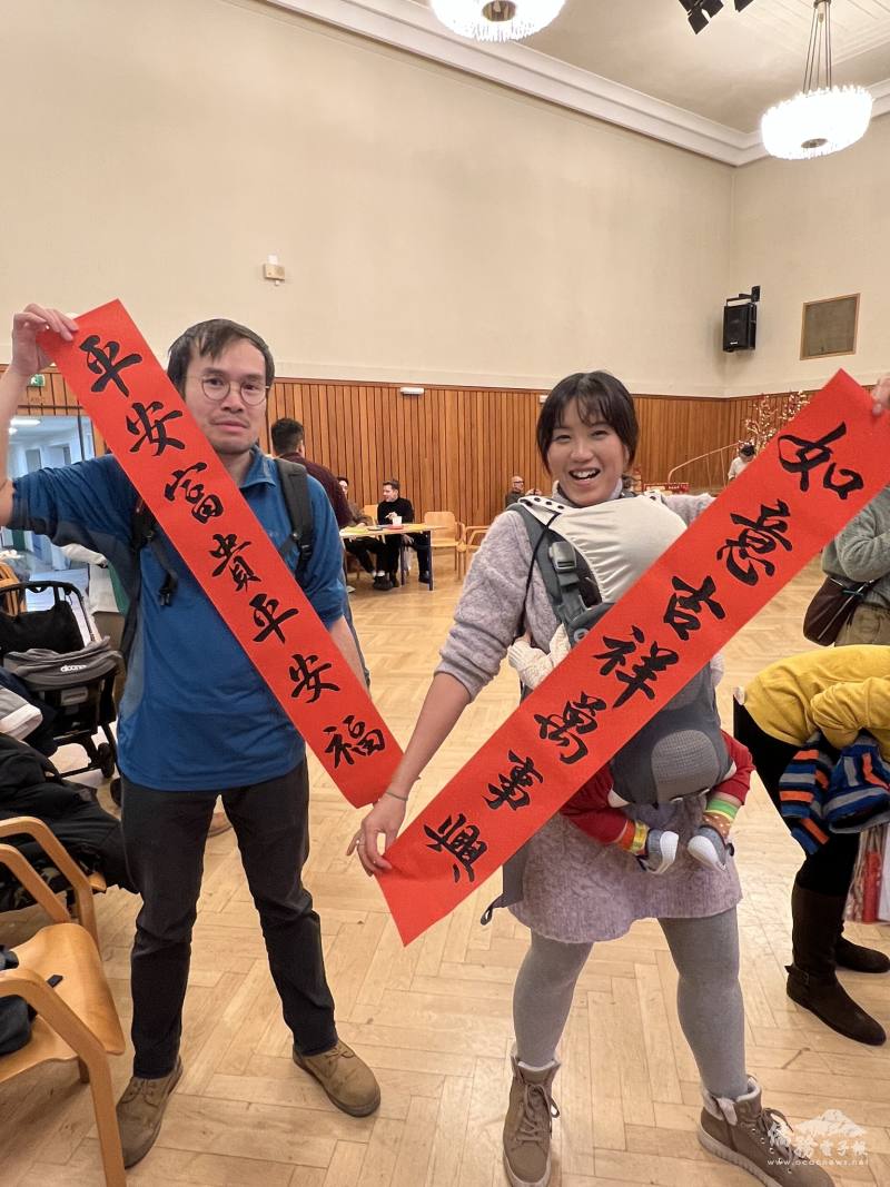 書法老師曾國美為活動參與者現場揮毫寫祝福春聯