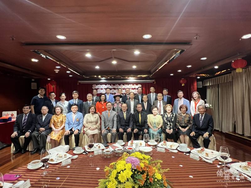 童振源與現場所有僑團代表合影