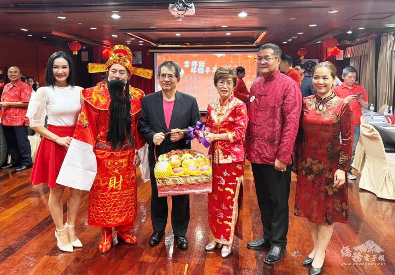 左起為會長林道均伉儷、駐泰國大使 張俊福、創會會長何素珍、泰國獅子會總監伉儷