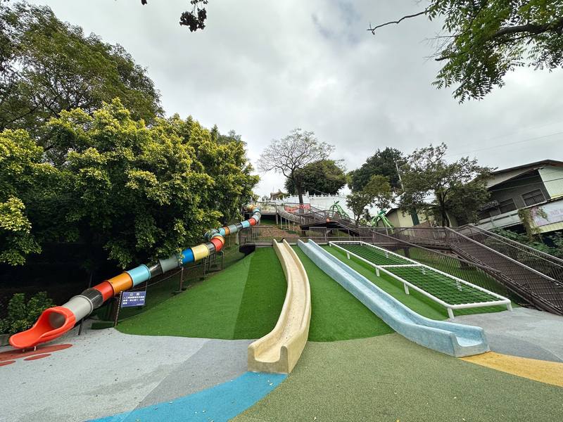 彰化縣員林市百果山「喔熊遊憩區」整修後，擁有長約26公尺、3層樓高管道式溜滑梯及2座長約11公尺磨石子溜滑梯，提供2到12歲孩童遊玩